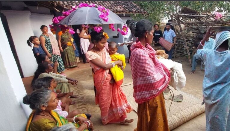 Baby-Girl-married-with-dog-jharkhand~2