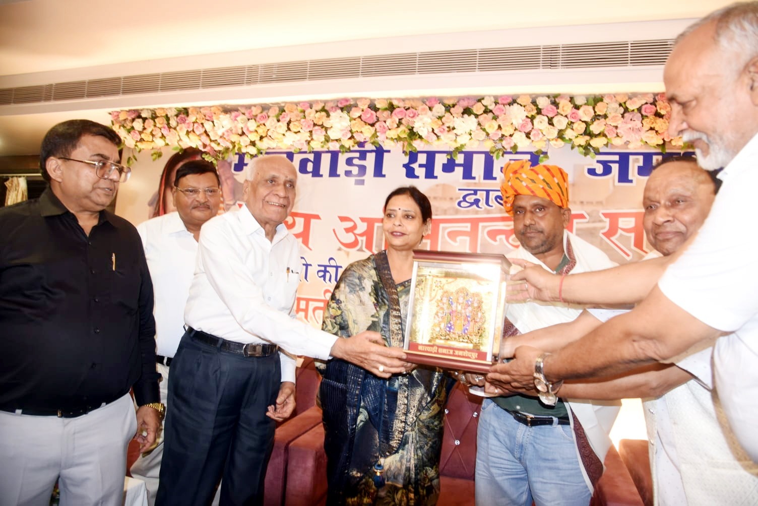 Nagar Nikay election winners being honored with mementos at Marwari Samaj felicitation ceremony in Jamshedpur.