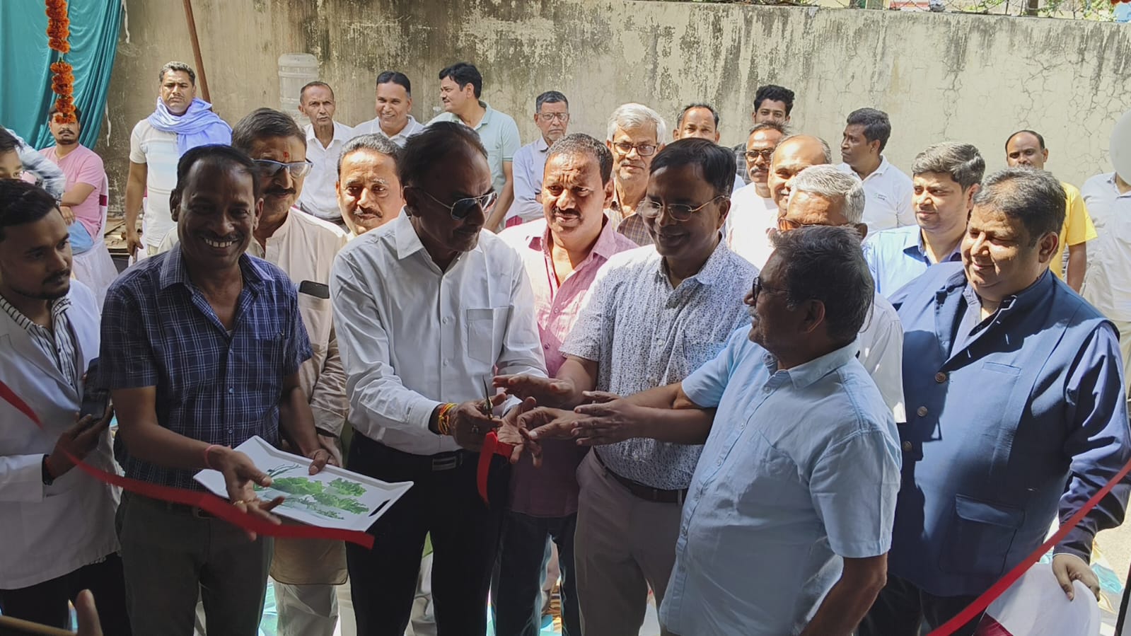 Doctors inaugurating new collection center of Dr. J Sharan Pathological Laboratory in Daltonganj Palamu with ribbon cutting ceremony.