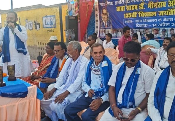 नंदकिशोर सिंह के अंतिम संस्कार में शामिल लोग, गांव में शोक का माहौल और श्रद्धांजलि देते ग्रामीण