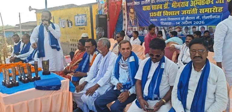 नंदकिशोर सिंह के अंतिम संस्कार में शामिल लोग, गांव में शोक का माहौल और श्रद्धांजलि देते ग्रामीण