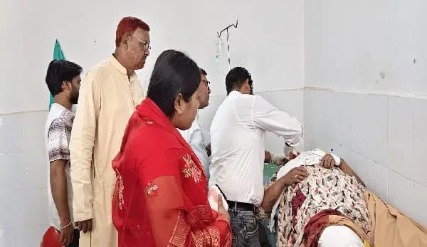 Pragya Kendra operator and her husband injured after being shot by criminals during a robbery in Ramgarh Palamu, with police investigation underway.